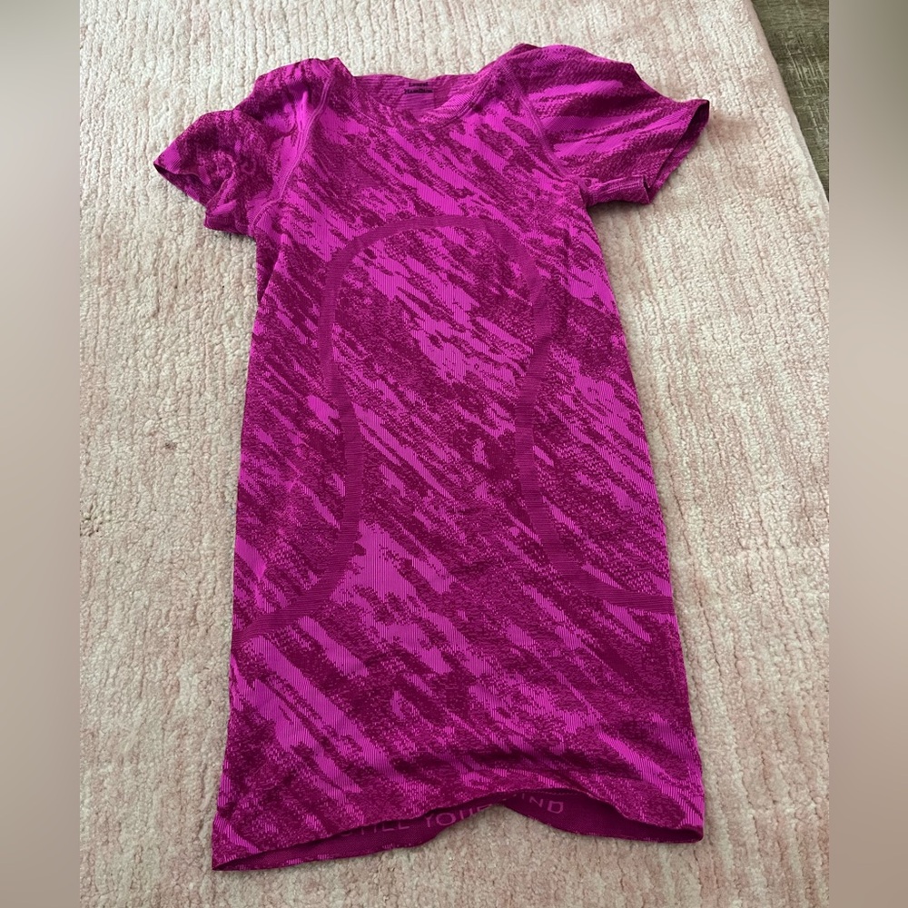 Lululemon size 0 swiftly tech shirt